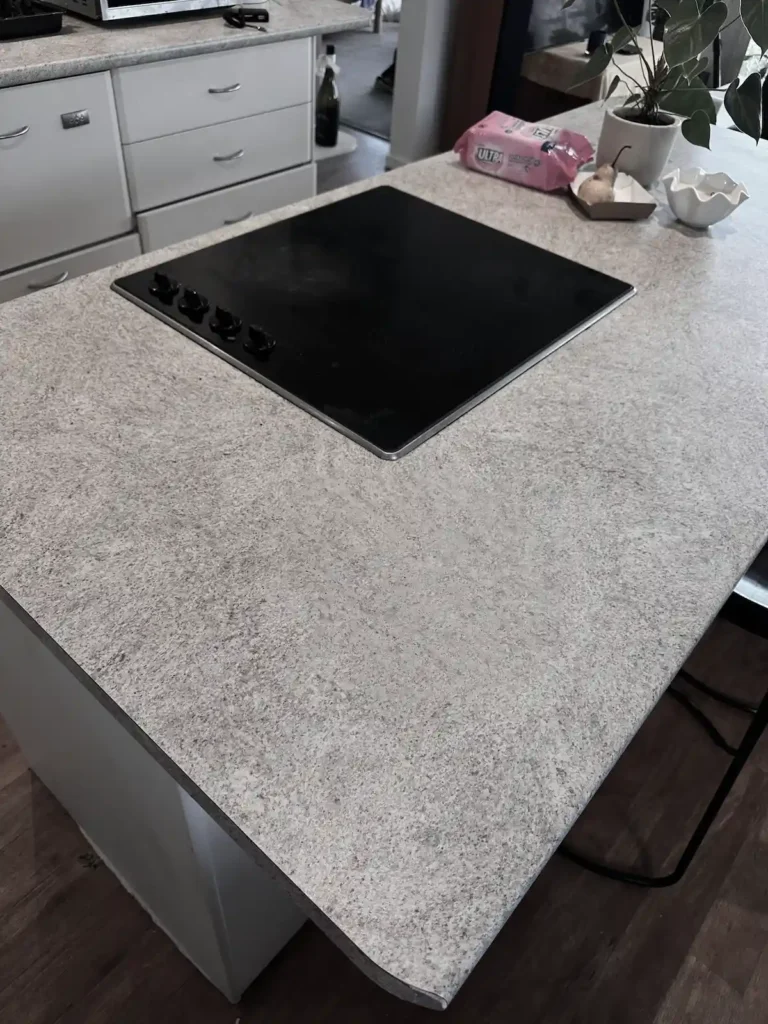 Bancada de cozinha com marca de queimadura antes da reparação
