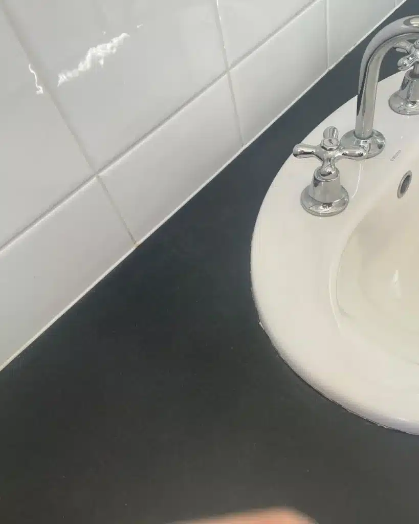 Base de duche fissurada antes da reparação